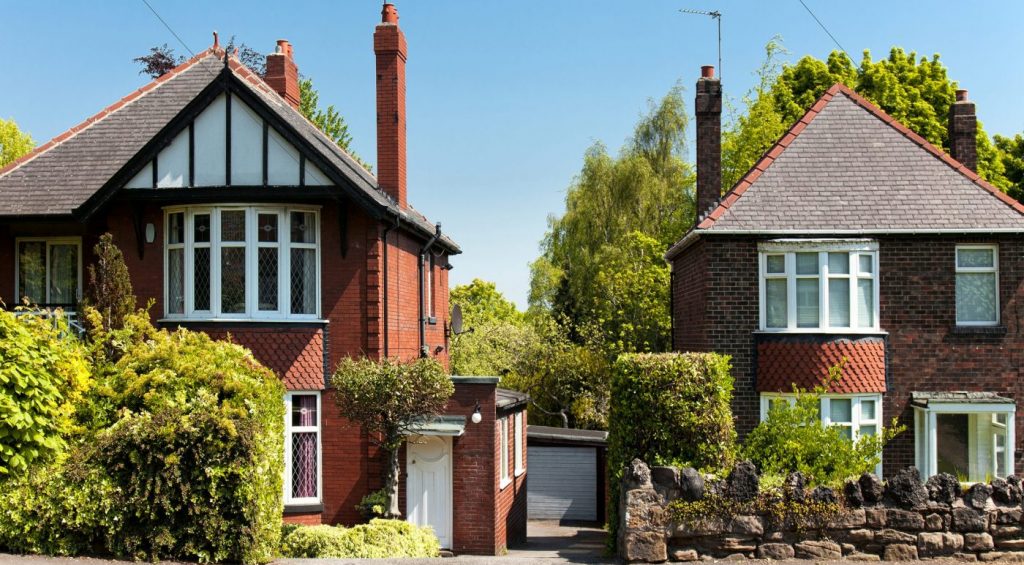 Is it legal to trim your neighbour's overhanging tree?